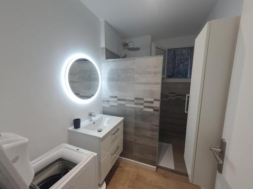 une salle de bain blanche avec un lavabo et une douche dans l'établissement Studio Amèlie les bains, à Amélie-les-Bains-Palalda