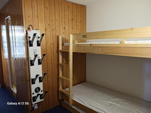 - deux lits superposés dans une chambre dans l'établissement Studio Les Arcs 1800, 1 pièce, 4 personnes - FR-1-411-426, à Arc 1800
