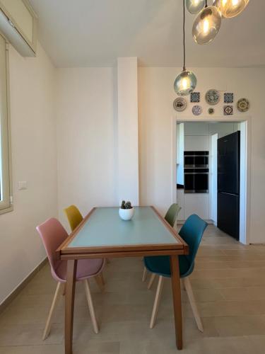 una sala da pranzo con tavolo e sedie in legno di Appartamento da Francesca a Casalecchio di Reno