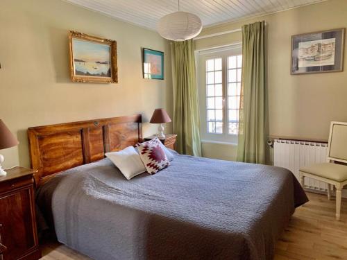 une chambre avec un grand lit et une fenêtre dans l'établissement Maison Briarde, à Montgé