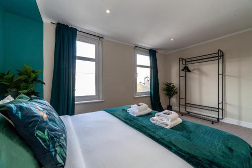 מיטה או מיטות בחדר ב-Stunning 5BR house wgarden & terrace, SE London
