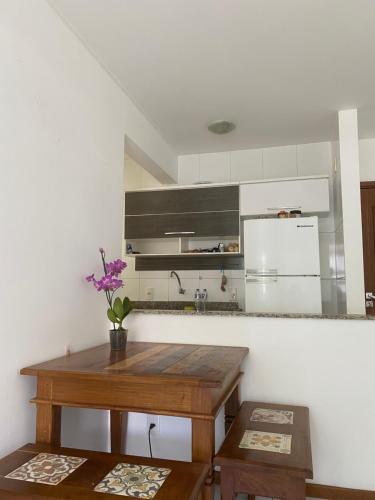 uma cozinha com uma mesa de madeira em Charmoso 1/4 com linda vista em Ilhéus