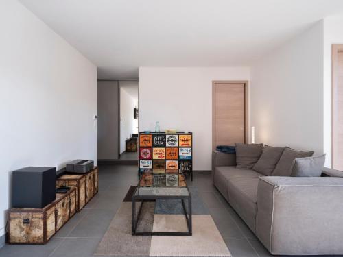 ein Wohnzimmer mit Sofa und Tisch in der Unterkunft AZALEE - Parking gratuit - Terrasse couverte - Proche transport - Tout équipé in Nancy