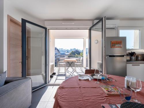 - un salon avec une table et des verres à vin dans l'établissement AZALEE - Parking gratuit - Terrasse couverte - Proche transport - Tout équipé, à Nancy