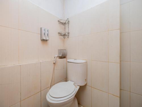 bagno con servizi igienici bianchi in camera di Apartemen Green Lake View Ciputat by Alfa Rooms a Pondokcabe Hilir