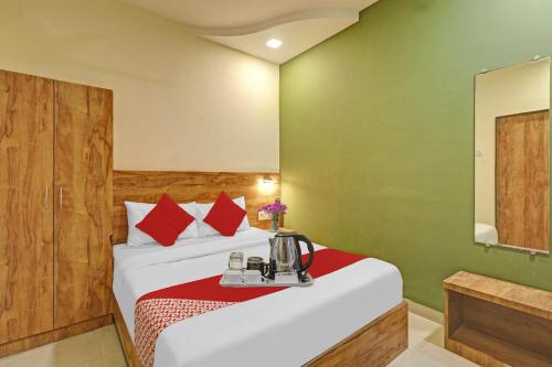 Una cama o camas en una habitación de HOTELO THE MUMBAI INN