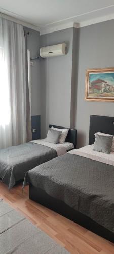 sypialnia z 2 łóżkami i oknem w obiekcie TopRoom w Niszu