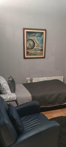een woonkamer met een bed en een bank bij TopRoom in Niš