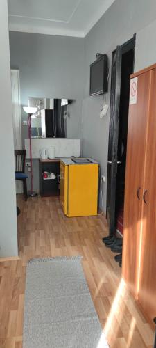 salon z żółtą szafką i telewizorem w obiekcie TopRoom w Niszu