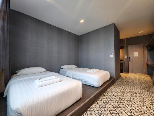 two beds in a room with two beds sidx sidx sidx sidx at Happy Station Bangkok in Bangkok