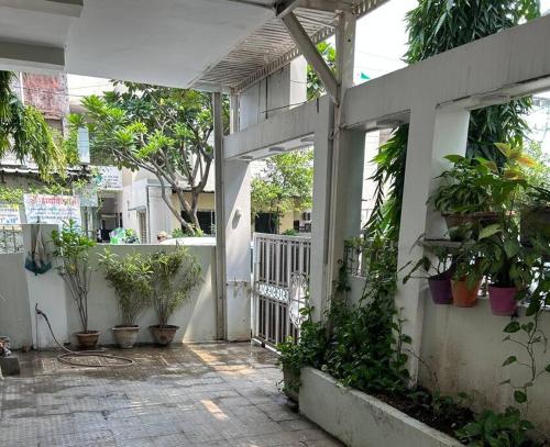 um pátio vazio com vasos de plantas num edifício em 2BHK Chandra Jyoti Villa NIT Garden Nagpur em Nagpur