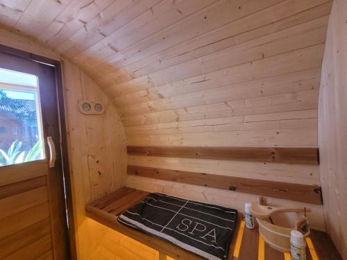 uma pequena sauna com um sinal no interior em Ferienwohnung Halle em Halle