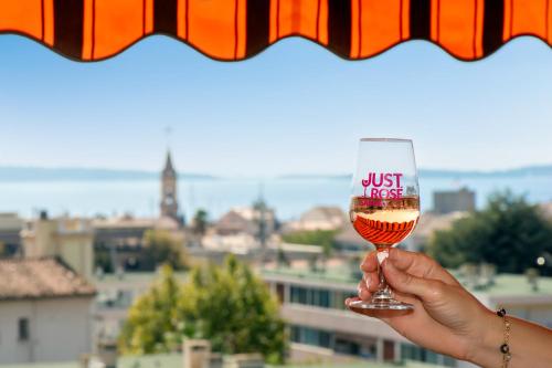 le Cadet - vue panoramique ville et baie de SANARY SUR MER, parking & terrasse - 2 à 4 pers