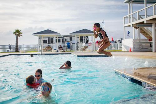 un groupe de personnes dans une piscine dans l'établissement Blue Water RV Resort, à Red Fish Cove