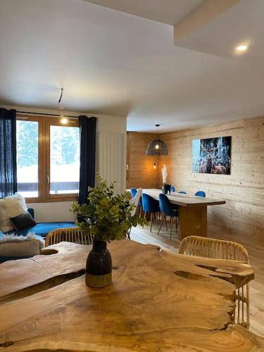 un salon avec une table et une salle à manger dans l'établissement Résidence le DORONIC Duplex 8 pers La Plagne 1800, à Plagne 1800
