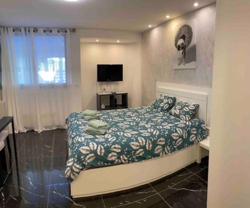 Ein Bett oder Betten in einem Zimmer der Unterkunft Studio bord de Mer - Proche Aéroport de Nice