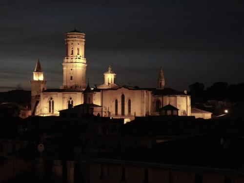 a large white building with two towers at night at Casa Alberto 2 drch in Tudela