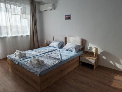 een slaapkamer met een bed met handdoeken erop bij Teo's place in Ruse
