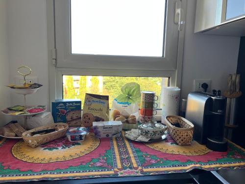 カザレッキオ・ディ・レーノにあるAppartamento da Francescaの台所用品付きカウンター