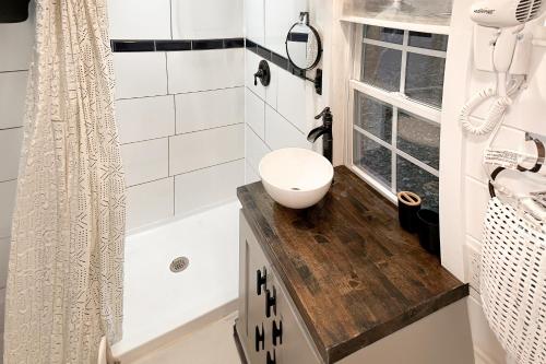 uma casa de banho com um WC num balcão de madeira em Cozy Lakeview Cottage em Mills River