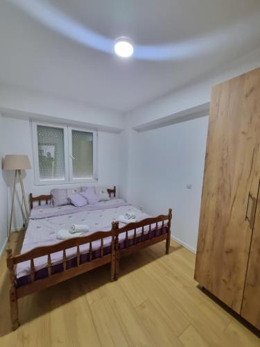 1 dormitorio con 1 cama grande en una habitación en Golden Sun Skopje, en Skopje