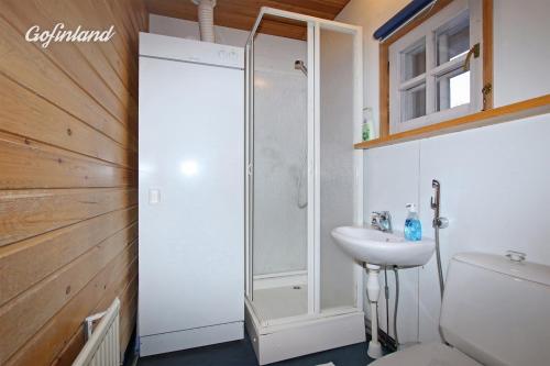 y baño con ducha y lavamanos. en Kuukkeli Apartments Tokka, en Saariselkä