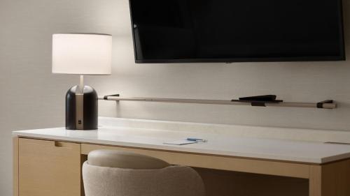 TV a/nebo společenská místnost v ubytování Delta Hotels by Marriott Vancouver Delta