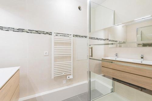 La salle de bains est pourvue d'une douche et d'un lavabo. dans l'établissement IKIZEN - Central Confort - Hypercentre - place d'erlon, à Reims