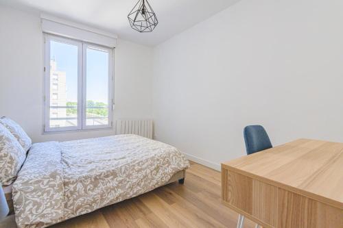 - une chambre avec un lit, un bureau et une fenêtre dans l'établissement IKIZEN - Central Confort - Hypercentre - place d'erlon, à Reims