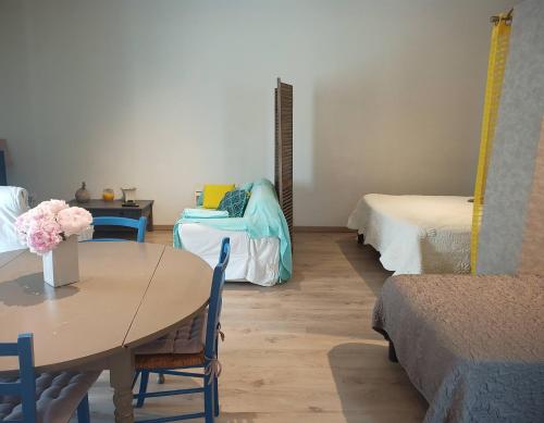 Postel nebo postele na pokoji v ubytování Gite Le Petit Luberon LISIANTHUS