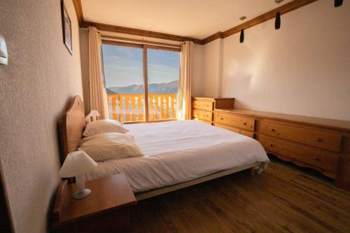 Vanoise Express Property (Paradiski)房間的床