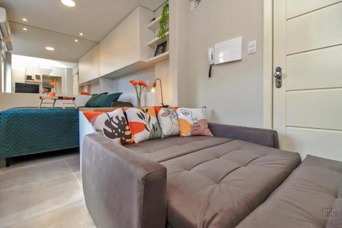 - un salon avec un canapé et des oreillers dans l'établissement Ap Embarcadero, à Porto Alegre