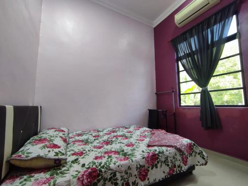 a bedroom with a bed and a window at NikNa Homestay Batu Rakit - WIFI in Kampong Ru Tujoh