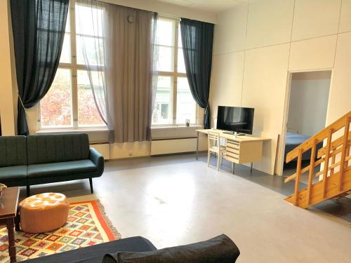 - un salon avec un canapé et une télévision dans l'établissement Villa Win, à Lappeenranta