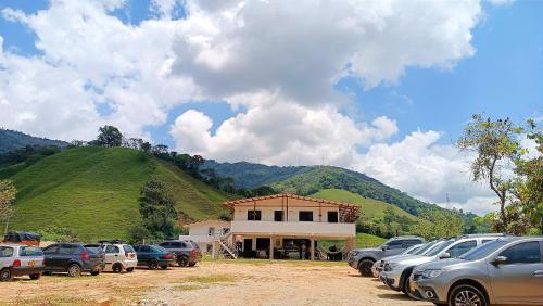 um edifício com carros estacionados em frente a uma colina em Lemon ecopark em San Rafael