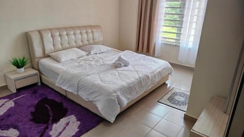 un dormitorio con una cama con un animal de peluche en MunadibStay Private Pool, en Ketereh