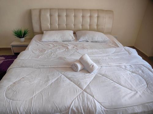 - un grand lit blanc avec 2 oreillers dans l'établissement MunadibStay Private Pool, à Ketereh