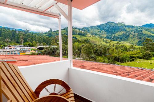 a balcony with chairs and a view of mountains at Hospedaje Vista Hermosa Salento in Salento