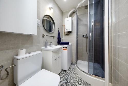 une salle de bain avec toilettes, lavabo et douche dans l'établissement Crystal Apartment Katowice II, à Katowice
