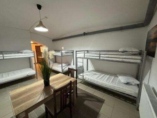 Zimmer mit Etagenbetten, einem Tisch und einem Esszimmer in der Unterkunft Piata Uniri Cozy Inn in Bukarest