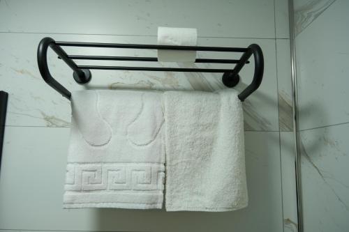 una toalla colgada en un toallero en el baño en Yellow Mansion, en Estambul