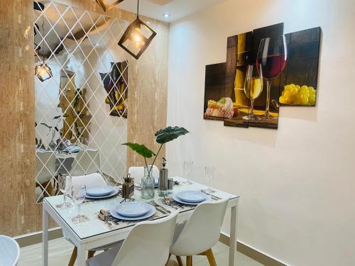 a dining room with a white table and chairs at Apartamento Próximo Playa Caleta in La Romana