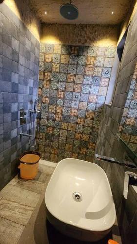 ein Badezimmer mit einer weißen Toilette in einem Zimmer in der Unterkunft Revanta Studio Flat in Kolhapur