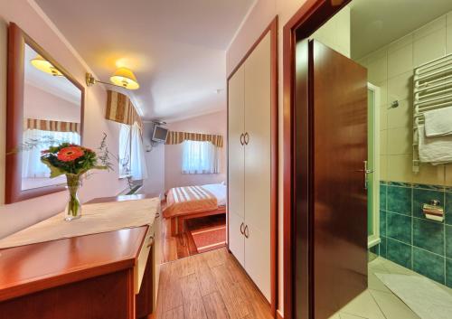 Postel nebo postele na pokoji v ubytování Hotel Trogir