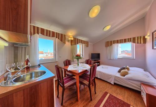 Postel nebo postele na pokoji v ubytování Hotel Trogir
