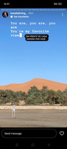 una captura de pantalla del sitio web del safari con una foto de un desierto en Merzouga Chebbi camp en Hassilabied
