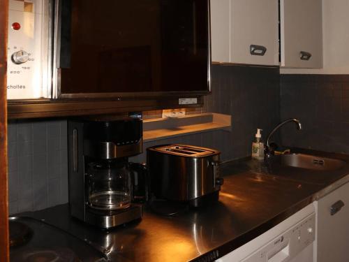 - une cafetière sur un comptoir dans la cuisine dans l'établissement Appartement Les Orres, 2 pièces, 6 personnes - FR-1-322-83, aux Orres