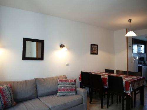 un salon avec un canapé et une table dans l'établissement Chalet mitoyen avec piscine, sauna, hammam, départ des pistes, 2 chambres, balcon, Les Orres 1800 - FR-1-322-137, aux Orres