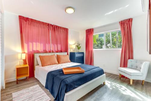 Schlafzimmer mit roten Vorhängen, einem Bett und einem Stuhl in der Unterkunft Bayamo - casita near beach, gym access in Hollywood