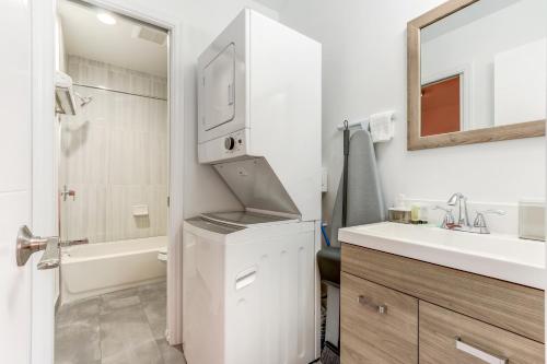 ein weißes Badezimmer mit einem Waschbecken und einem Spiegel in der Unterkunft Bayamo - casita near beach, gym access in Hollywood
